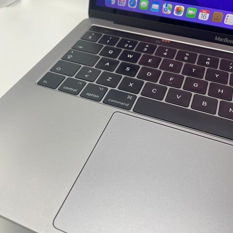 Begagnad - MacBook Pro (13-inch, 2016, Four Thunderbolt 3 Ports) Begagnad Dator Begagnad - MacBook Pro (16-inch, 2019)