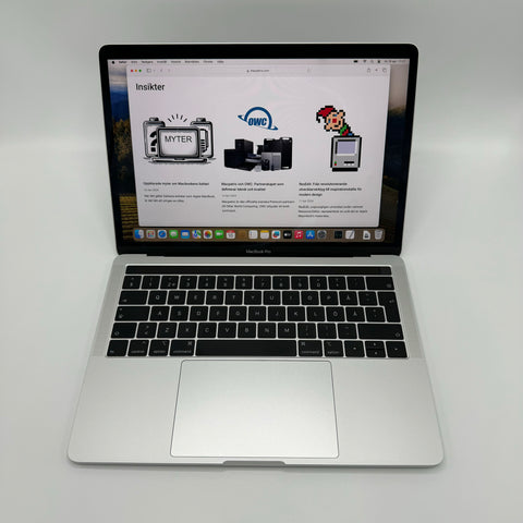 Närbild av 2018 års MacBook Pro tangentbord och pekplatta.