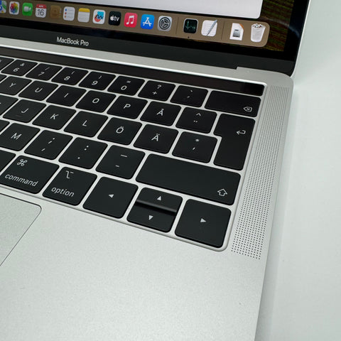 Detaljerad bild av MacBook Pro:s högtalargaller.