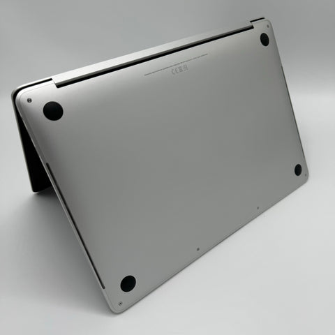 MacBook Pro förpackad i skyddande fodral på ett träbord.