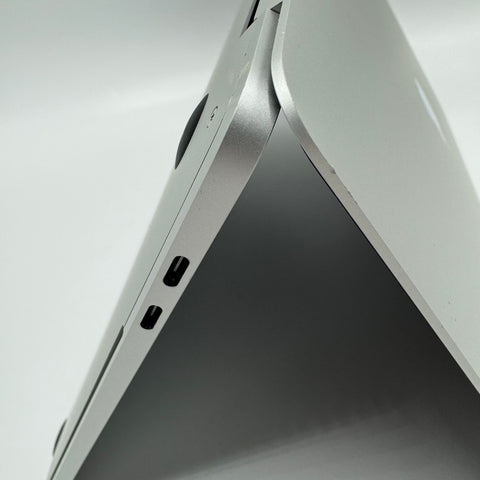 Öppen MacBook Pro som visar macOS Sonoma skrivbordet.