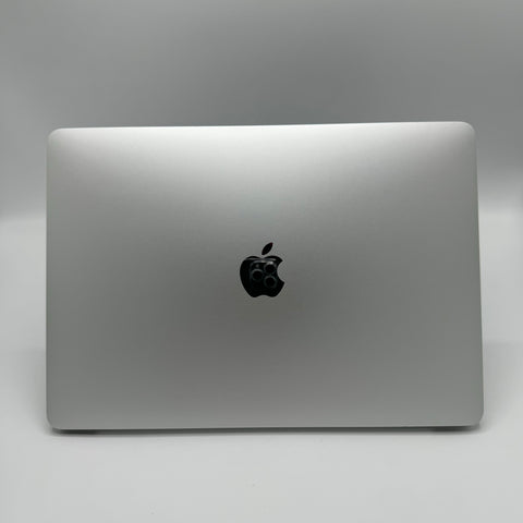 Person som använder 2018 års MacBook Pro i ett kafé.