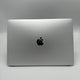 Person som använder 2018 års MacBook Pro i ett kafé.