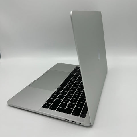 MacBook Pro laddare ansluten till en eluttag.