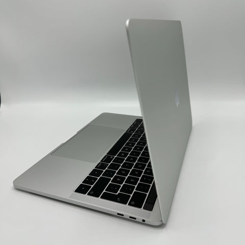 MacBook Pro laddare ansluten till en eluttag.