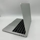 MacBook Pro laddare ansluten till en eluttag.