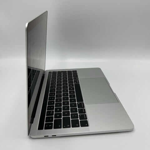 Visning av 2018 års MacBook Pro anslutningsportar inklusive fyra Thunderbolt 3-portar.