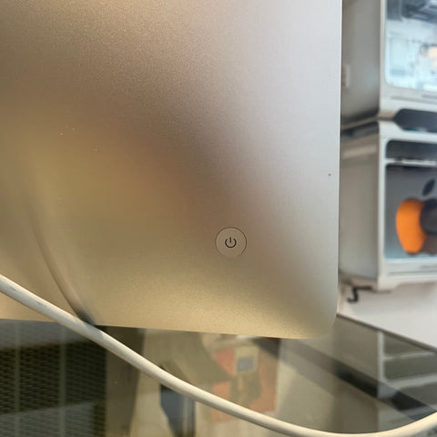 iMac-modellen har en skärmstorlek på 27 tum med en imponerande upplösning på 2560 x 1440 pixlar