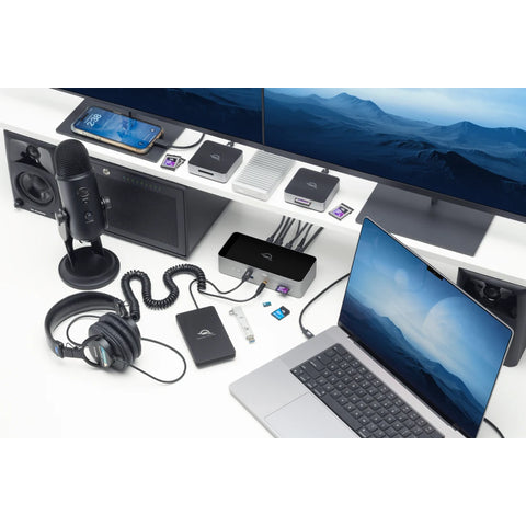 OWC Thunderbolt 5 Dock ansluten till MacBook med skärmar och tillbehör